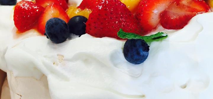 Scrumptious Tropical Fruit Pavlova